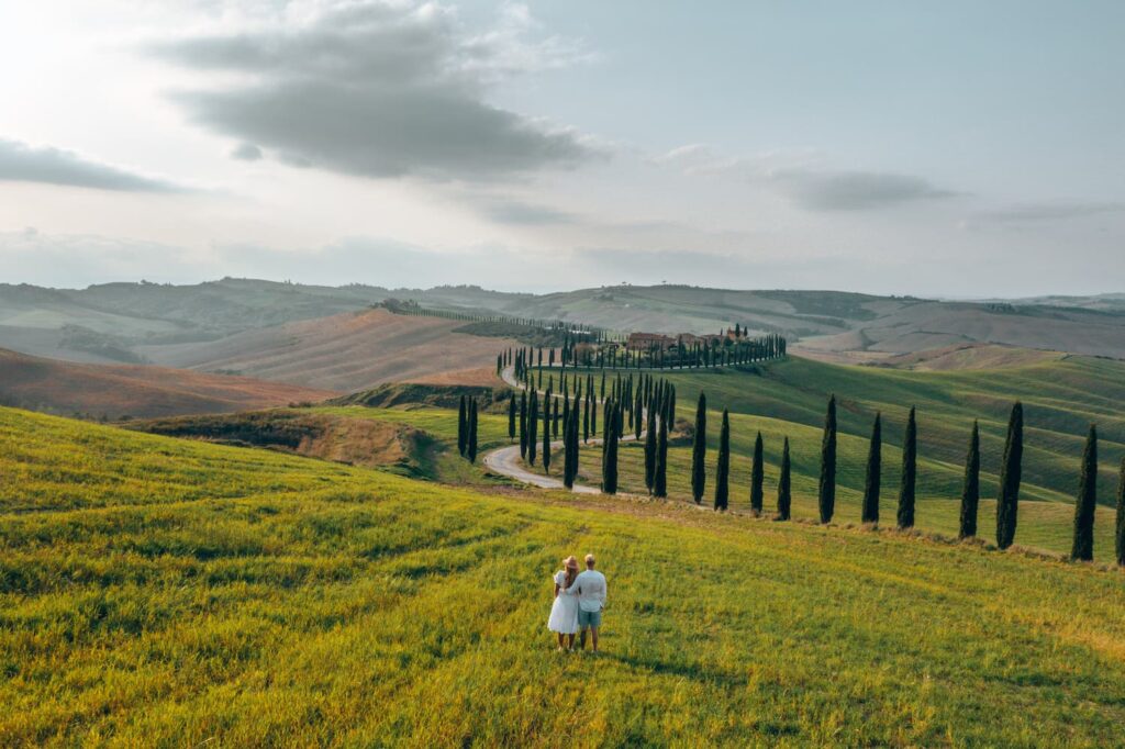 Bloggers Mal and Robin on a road trip through Tuscany thanks to car rental in Rome.